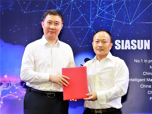 （圖）新松公司同泰國SUN robotics簽署戰(zhàn)略合作框架協議.jpg