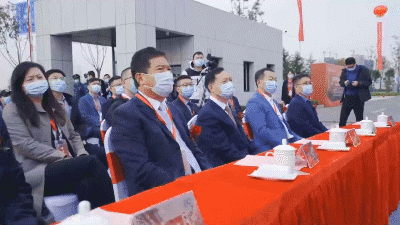 新松公司副總裁、智能裝備BG總裁劉子軍出席中遠(yuǎn)海運智能產(chǎn)線啟動儀式.gif