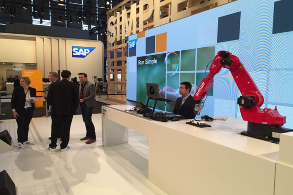 新松機(jī)器人公司與德國SAP公司聯(lián)合參展CeBIT 2015，獲中德副總理高度評價